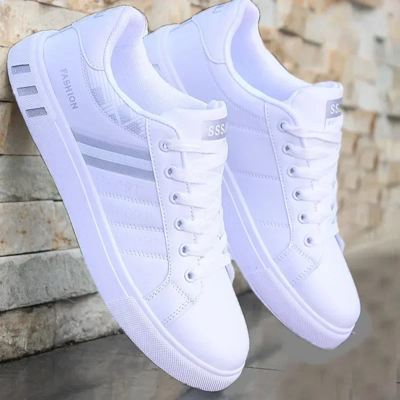 White Sneaker Care Kit - รองเท้าผ้าใบผู้ชายสีขาวรองเท้าลำลองผู้ชายรองเท้าหรูหราน้ำหนักเบาสำหรับผู้ชายรองเท้าส้นเตี้ยระบายอากาศได้รองเท้าผ้าใบผู้ชายชอซัวร์ ฮอมส์