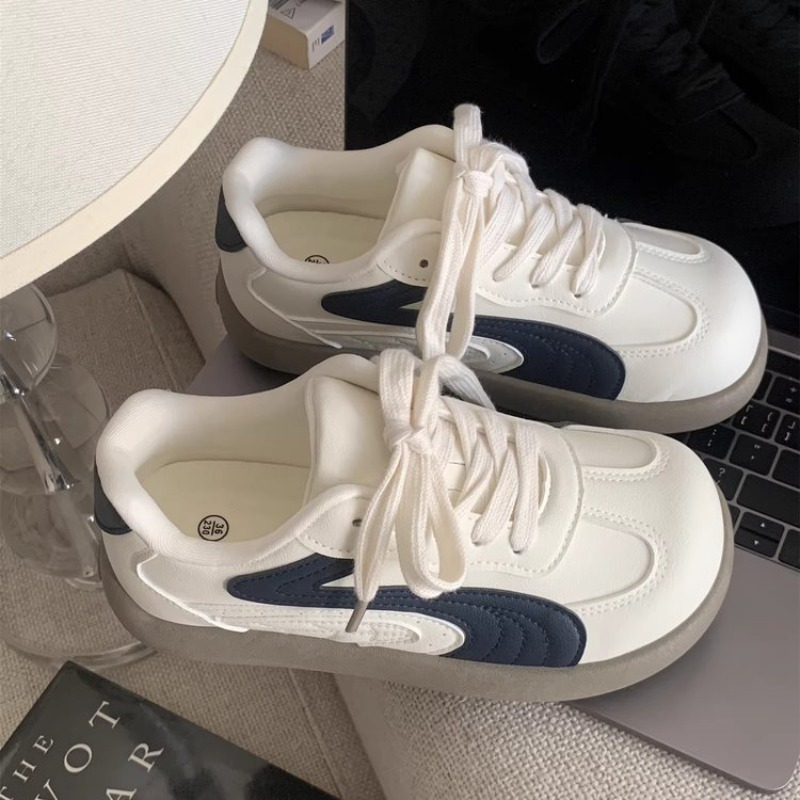 White Sneaker Care Kit - รองเท้าผ้าใบผู้หญิงสไตล์วินเทจ สีขาว-น้ำเงิน ดีไซน์ตัดต่อ พร้อมเชือกผูก พื้นหนา รองเท้ากีฬาแบบลำลอง