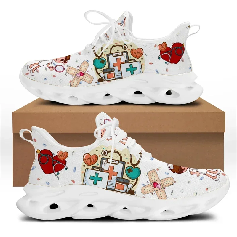 White Sneaker Care Kit - รองเท้าพยาบาลสีขาวสำหรับผู้หญิง ลายการ์ตูนน่ารัก รองเท้าผ้าใบสำหรับพยาบาล ดีไซน์แบรนด์ ลายพิมพ์ทางการแพทย์ น้ำหนักเบา